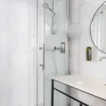 Salle de bain de la Chambre Familiale avec un lavabo et une cabine de douche à l’hôtel Astoria