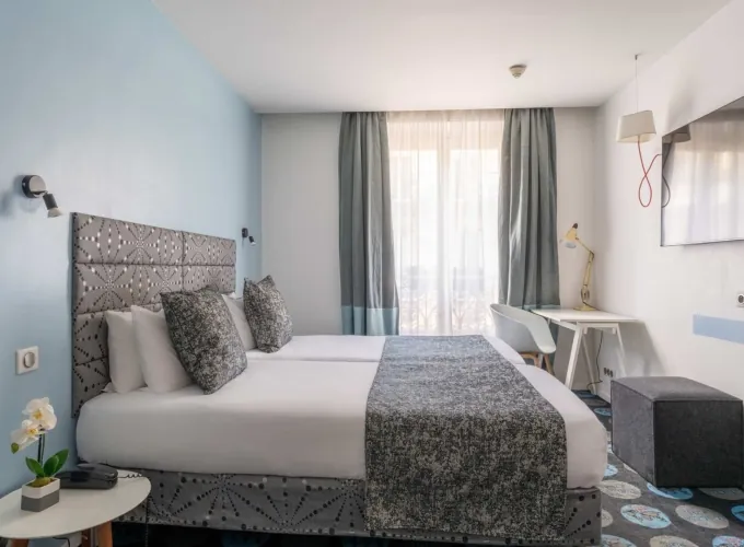 Chambre Familiale Supérieure avec deux lits et un bureau à l’hôtel Astoria