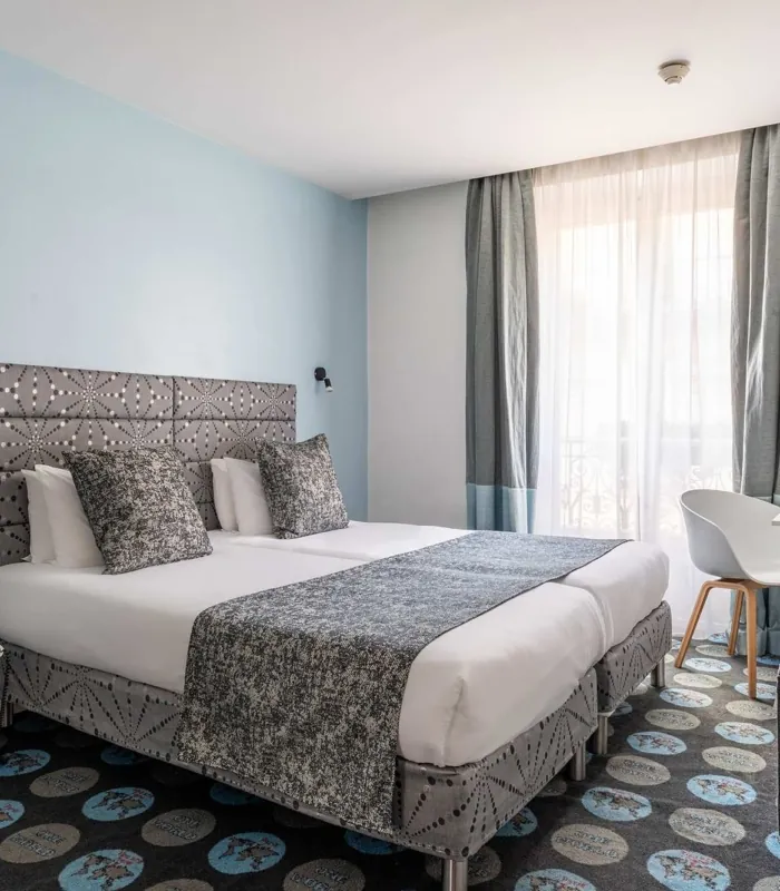 Chambre Familiale Supérieure avec un lit et un bureau à l’hôtel Astoria
