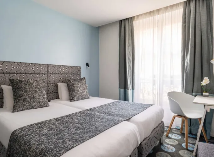 Chambre Familiale Supérieure avec un lit et un bureau à l’hôtel Astoria