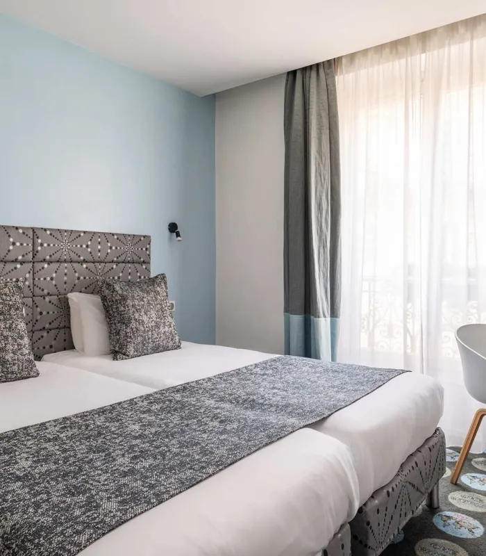 Chambre Familiale Supérieure avec un lit et un bureau à l’hôtel Astoria