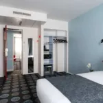 Chambre Familiale Supérieure avec un lit et un placard à l’hôtel Astoria