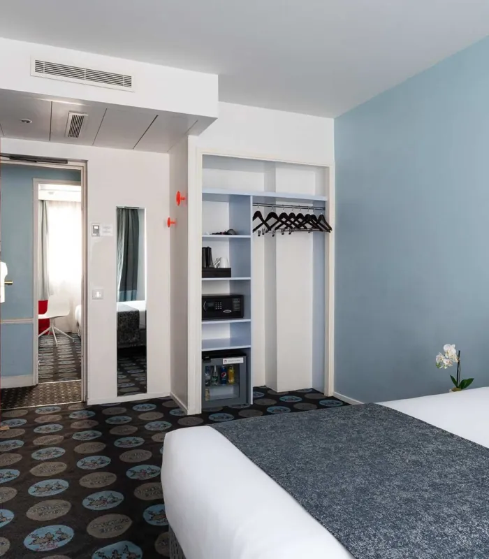 Chambre Familiale Supérieure avec un lit et un placard à l’hôtel Astoria