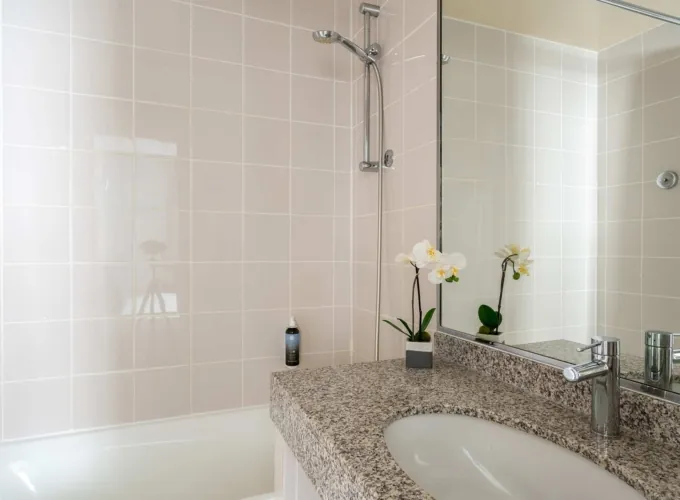 Salle de bain de la Chambre Familiale Supérieure avec un lavabo et un miroir à l’hôtel Astoria