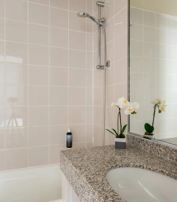 Salle de bain de la Chambre Familiale Supérieure avec un lavabo et un miroir à l’hôtel Astoria