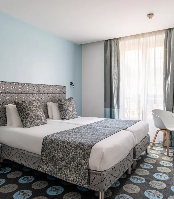 Chambre Privilège avec un lit et un bureau à l’hôtel Astoria