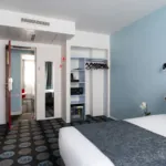 Chambre Privilège avec un lit et un placard à l’hôtel Astoria