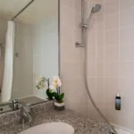 Salle de bain de la Chambre Privilège avec un lavabo, des toilettes et une douche à l’hôtel Astoria