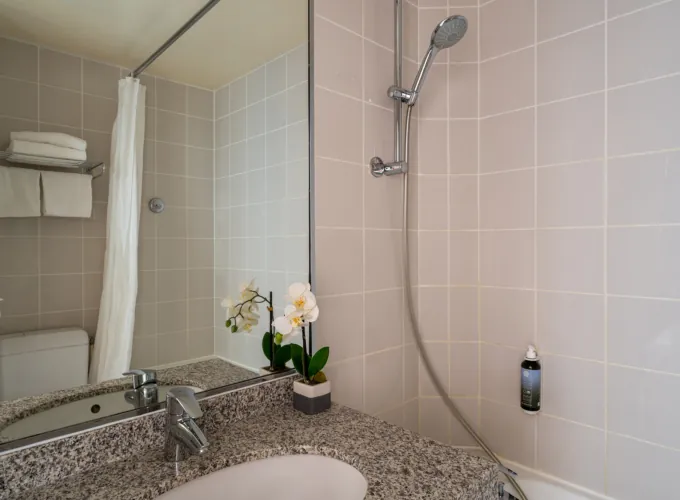 Salle de bain de la Chambre Privilège avec un lavabo, des toilettes et une douche à l’hôtel Astoria
