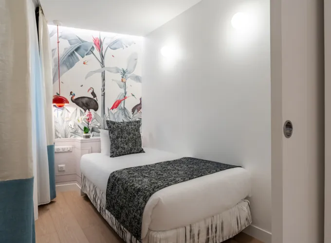 Chambre Quadruple avec un lit simple et un tableau au mur à l’hôtel Astoria