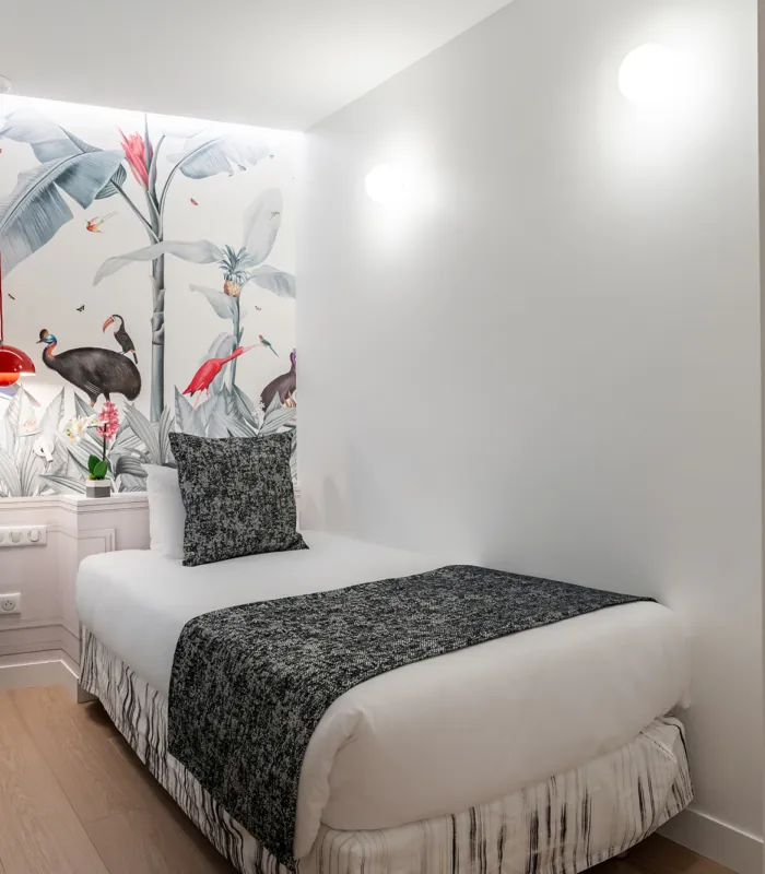 Chambre Quadruple avec un lit simple et un tableau au mur à l’hôtel Astoria