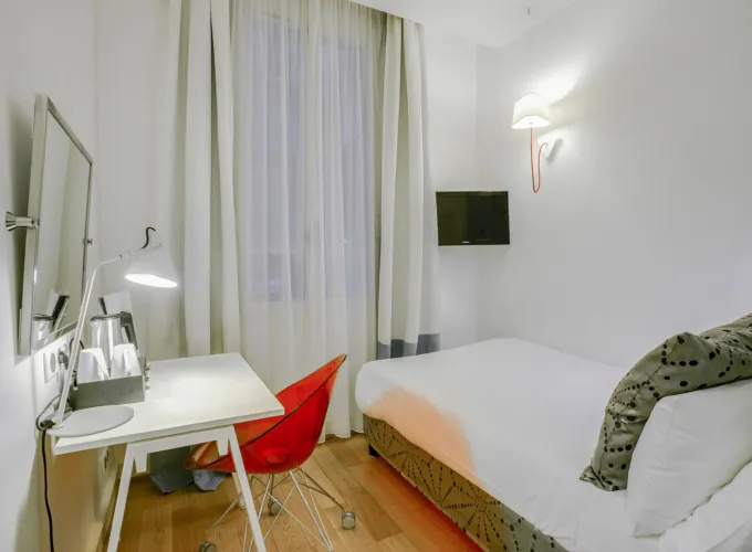 Chambre Single, petite chambre avec un lit simple et un bureau à l’hôtel Astoria