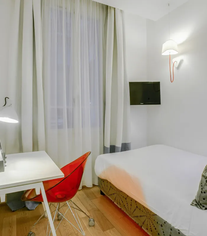Chambre Single, petite chambre avec un lit simple et un bureau à l’hôtel Astoria