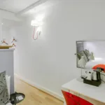 Chambre Single avec un miroir et un petit bureau à l’hôtel Astoria