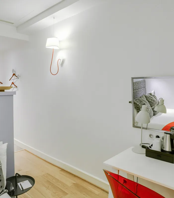 Chambre Single avec un miroir et un petit bureau à l’hôtel Astoria