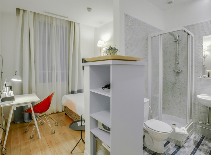 Salle de bain de la Chambre Single avec toilettes, lavabo et douche à l’hôtel Astoria