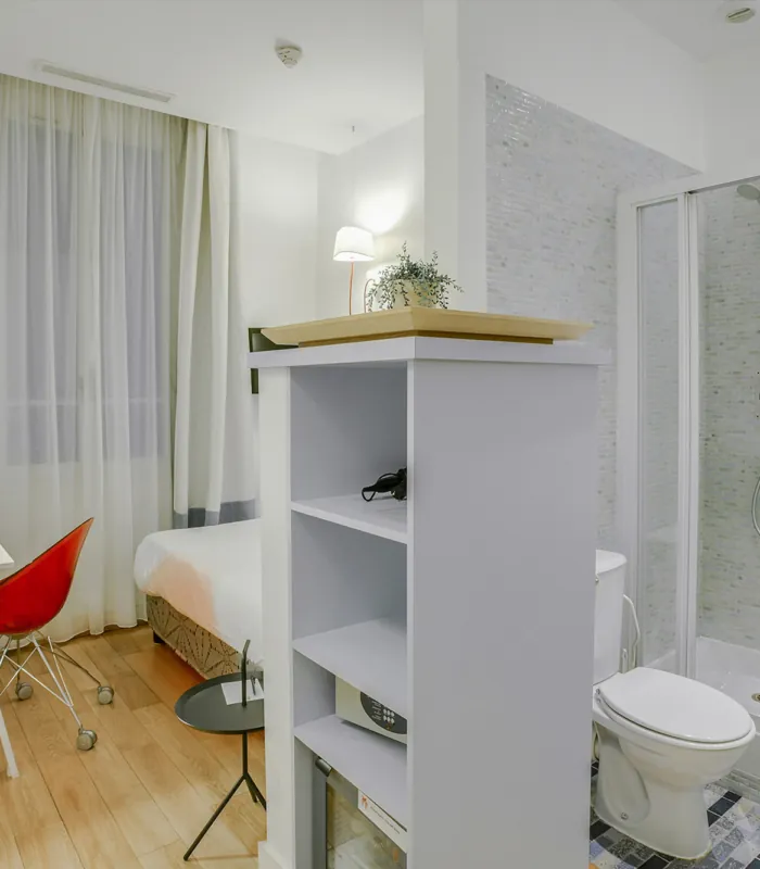 Salle de bain de la Chambre Single avec toilettes, lavabo et douche à l’hôtel Astoria