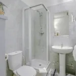 Salle de bain de la Chambre Single avec toilettes, lavabo et douche à l’hôtel Astoria