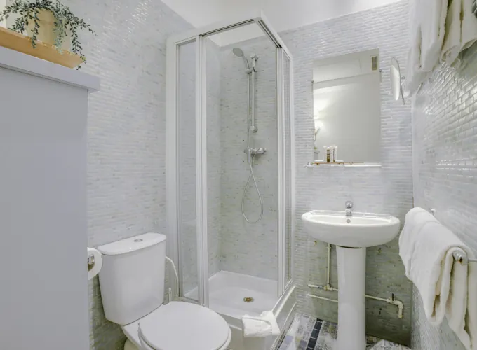 Salle de bain de la Chambre Single avec toilettes, lavabo et douche à l’hôtel Astoria