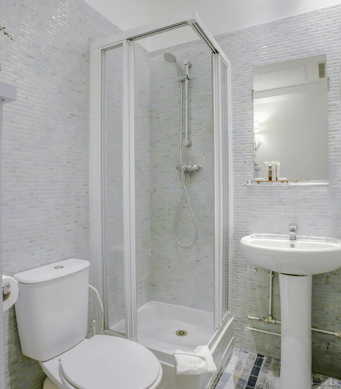 Salle de bain de la Chambre Single avec toilettes, lavabo et douche à l’hôtel Astoria
