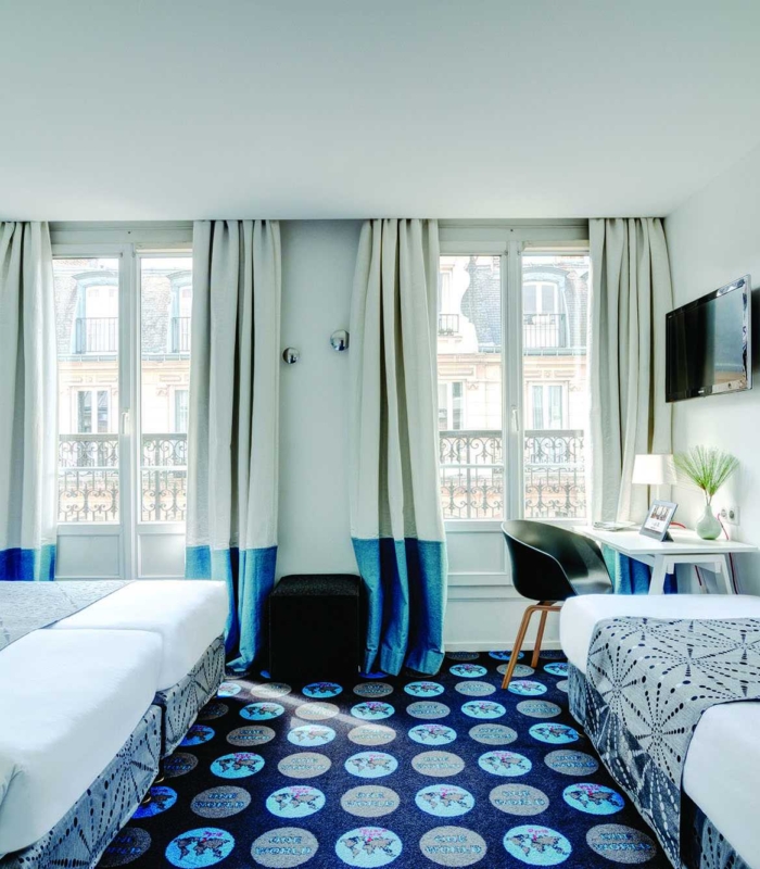 Vue de la chambre triple à l’hôtel Astoria