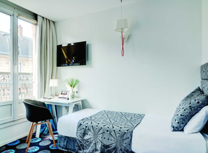 Chambre Triple avec un lit simple et un bureau à l’hôtel Astoria