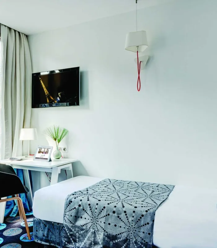 Chambre Triple avec un lit simple et un bureau à l’hôtel Astoria