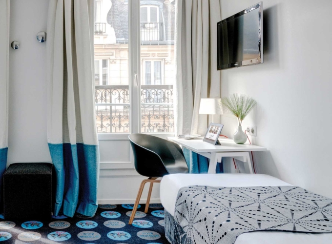 Chambre Triple avec un bureau et une télévision à écran plat à l’hôtel Astoria