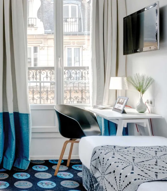 Chambre Triple avec un bureau et une télévision à écran plat à l’hôtel Astoria
