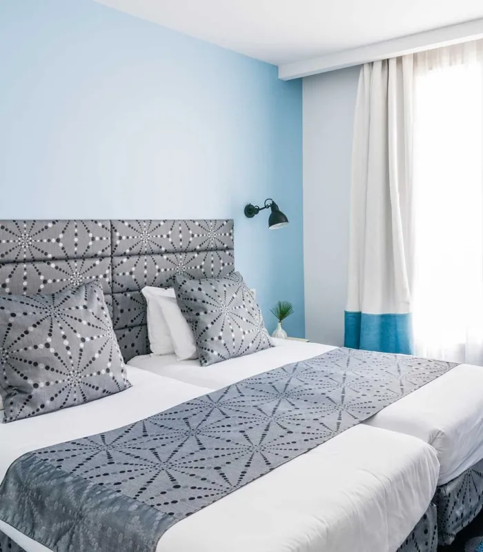 Chambre Twin avec deux lits et une fenêtre à l’hôtel Astoria