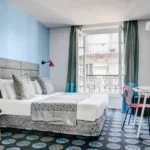 Chambre Twin Supérieure avec deux lits et un sol à pois à l’hôtel Astoria