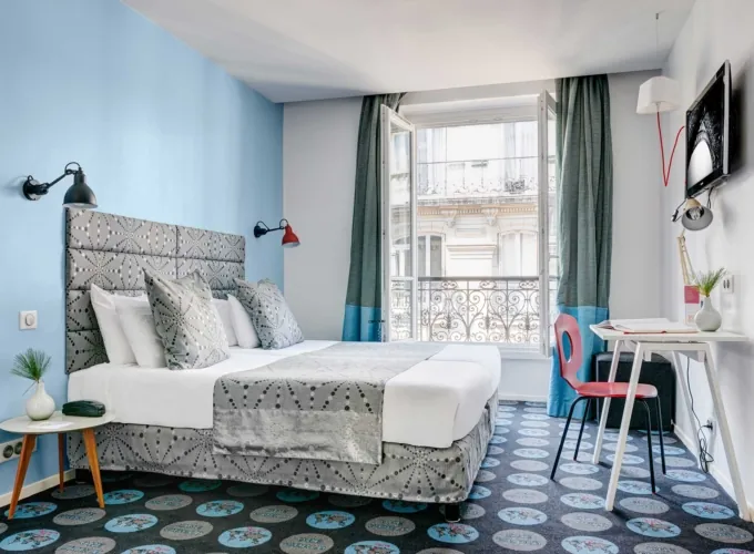 Chambre Twin Supérieure avec deux lits et un sol à pois à l’hôtel Astoria