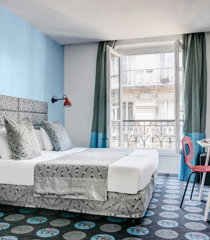 Chambre Twin Supérieure avec deux lits et un sol à pois à l’hôtel Astoria