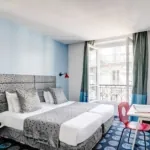 Chambre Twin Supérieure avec deux lits et un bureau à l’hôtel Astoria