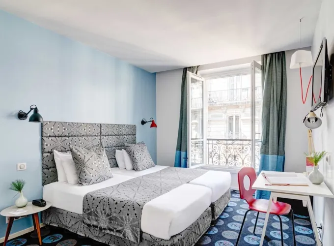 Chambre Twin Supérieure avec deux lits et un bureau à l’hôtel Astoria