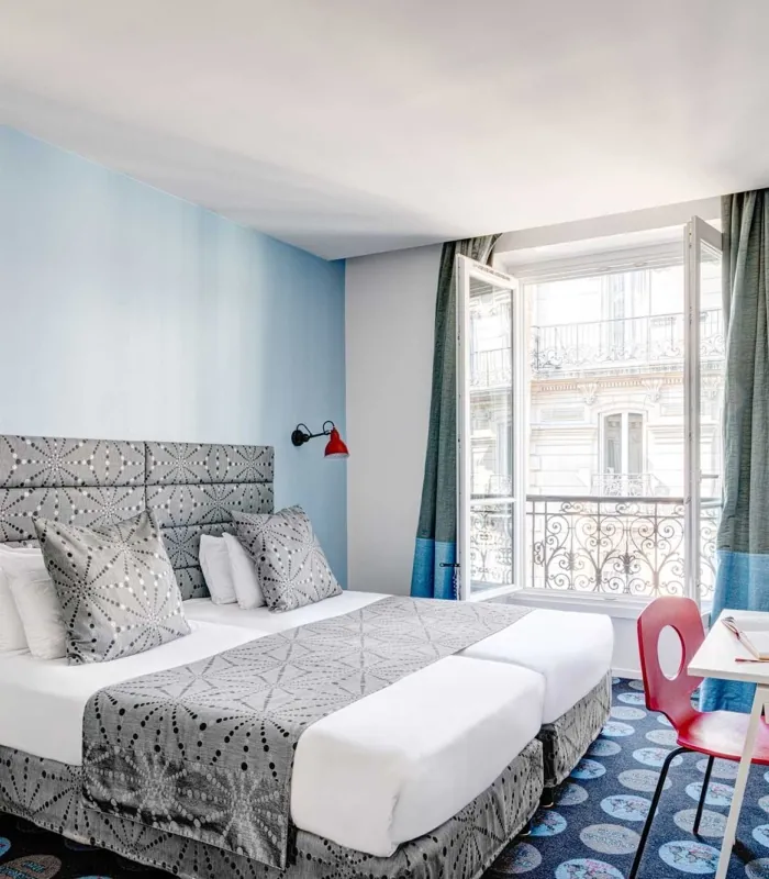 Chambre Twin Supérieure avec deux lits et un bureau à l’hôtel Astoria