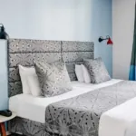 Chambre Twin Supérieure avec deux lits et une fenêtre à l’hôtel Astoria