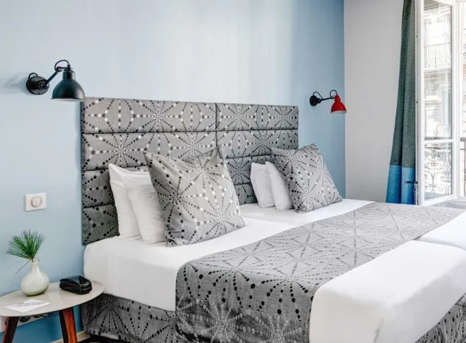 Chambre Twin Supérieure avec deux lits et une fenêtre à l’hôtel Astoria