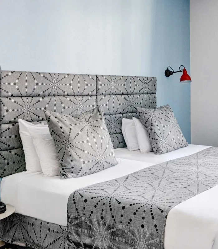 Chambre Twin Supérieure avec deux lits et une fenêtre à l’hôtel Astoria