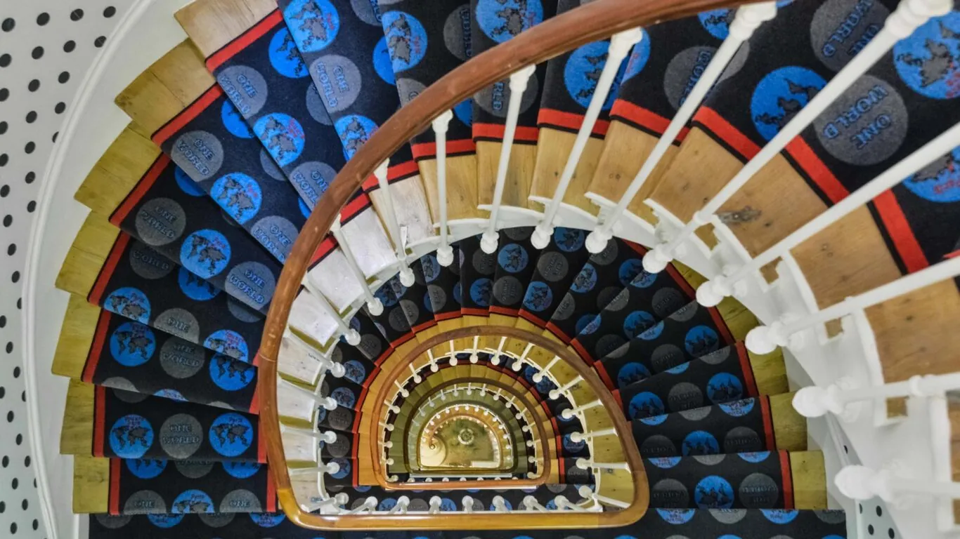 Vue sur les magnifiques escaliers de l’hôtel Astoria