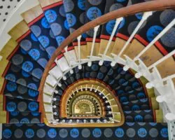 Vue sur les magnifiques escaliers de l’hôtel Astoria