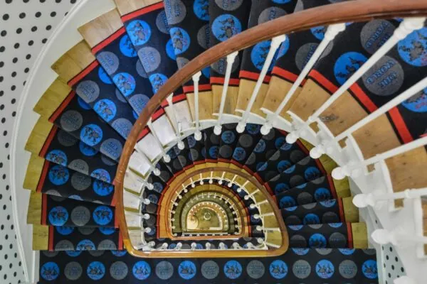 Vue sur les magnifiques escaliers de l’hôtel Astoria