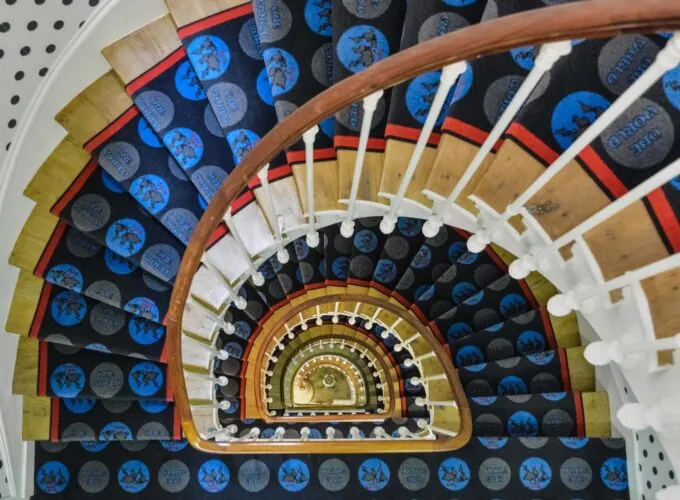 Vue sur les magnifiques escaliers de l’hôtel Astoria