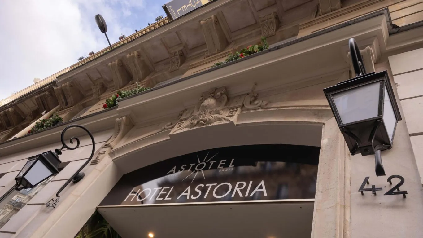 Vue extérieure de la façade de l’hôtel 3 étoiles Astoria du groupe Astotel à Paris, 8ᵉ arrondissement