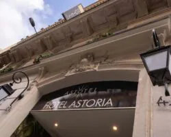 Vue extérieure de la façade de l’hôtel 3 étoiles Astoria du groupe Astotel à Paris, 8ᵉ arrondissement