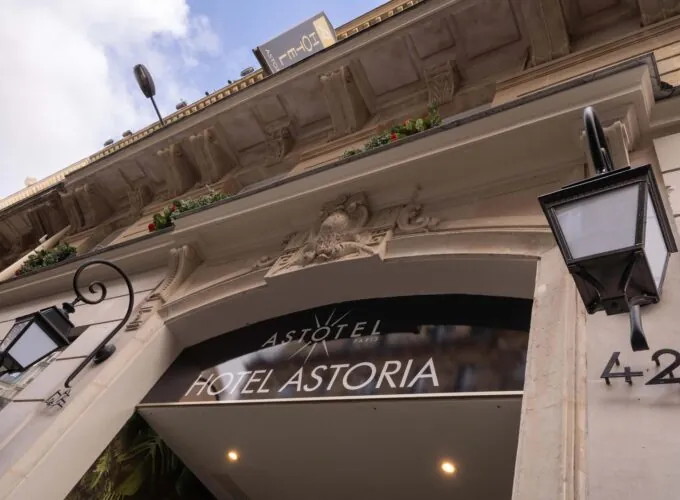 Vue extérieure de la façade de l’hôtel 3 étoiles Astoria du groupe Astotel à Paris, 8ᵉ arrondissement