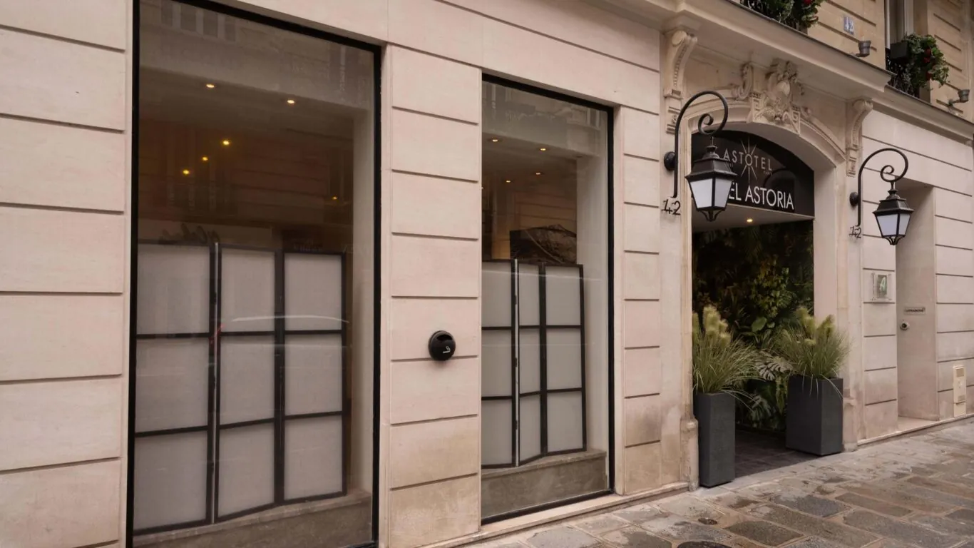 Vue extérieure de la façade de l’hôtel 3 étoiles Astoria du groupe Astotel à Paris, 8ᵉ arrondissement