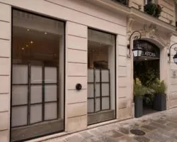 Vue extérieure de la façade de l’hôtel 3 étoiles Astoria du groupe Astotel à Paris, 8ᵉ arrondissement