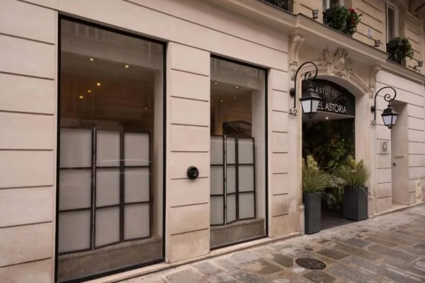Vue extérieure de la façade de l’hôtel 3 étoiles Astoria du groupe Astotel à Paris, 8ᵉ arrondissement