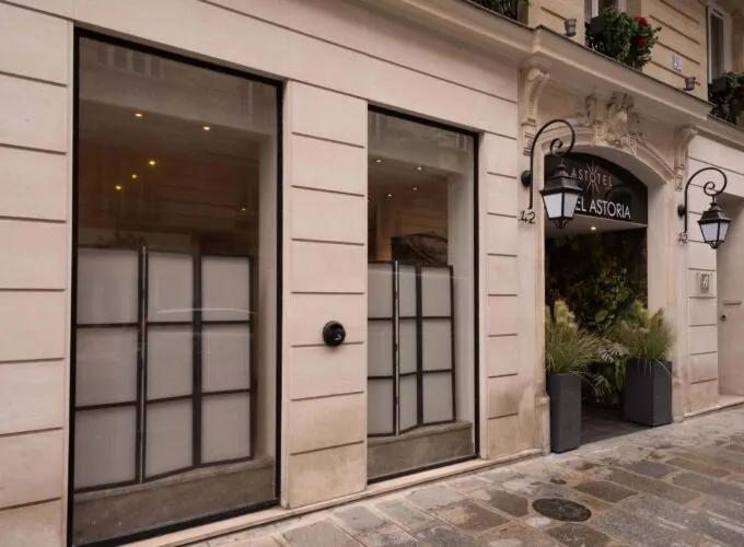 Vue extérieure de la façade de l’hôtel 3 étoiles Astoria du groupe Astotel à Paris, 8ᵉ arrondissement